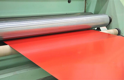 如何保证在更换彩钢板时的安装平整度和稳定性？